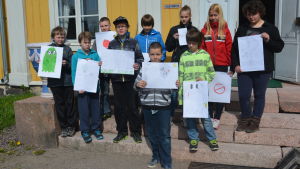 Sjätteklassarna vid Svartå skola visar upp sina spökteckningar. Sjätteklassare från Svatrå skola framför Svartå slott