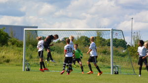 Viktor Löflund nickar in bollen i Sollentunas mål. Matchen slutar 5-0 till Väst 4. det blir mål