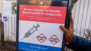 Insamlingskärlet är tydligt markerat med stora symboler. Insamlingskärl för drogsprutor.