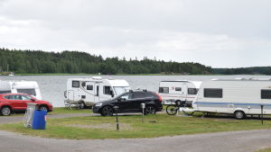 Här är Ekenäs campings mest populära tillfälliga platser. Husvagnar vid havet.
