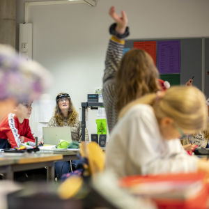 Opettaja Heidi Söderlund työpöytänsä ääressä.