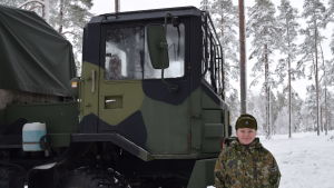 Laura Lehto fungerar som chaufför under utomhusövningen i Galoppskogen. Laura Lehto fungerar som lastbilschaufför under övningen i skogen.