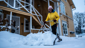 Minna Lindvall har slitit i timmar med snön på sin gård. Snöskottning på gårdsplan.