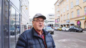 Olof Skogberg, eller Offe som han också kallas. En medelålders man står i stadsmiljö. Han tittar in i kameran och håller på att säga något.