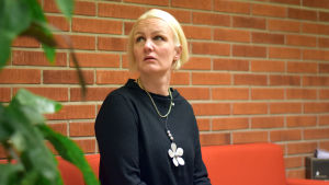Linnea Henriksson menar att det inte alltid är lätt när principer konkurrerar. Raseborgs stadsfullmäktigeordförande Linnéa Henriksson, SFP.