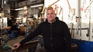 Jukka Uittamo ser satsningen på Ingåport som ett lyckat drag av Ingå kommun. Jukka Uittamo i verkstaden.