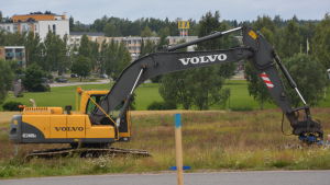A-kruunu börjar snart bygga hyreslägerheter i Sibbo ådal. Grävmaskin vid nybygge i Sibbo ådal