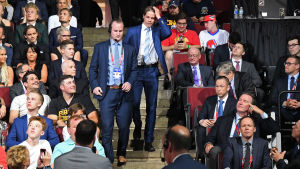 Dallas ropar "Miro Heiskanen" och finländaren söker sig upp på scenen. Miro Heiskanen draftas som nummer tre av Dallas.