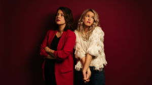 Eva Frantz och Hannah Norrena i Relationspodden Eva Frantz och Hannah Norrena ser ledsna ut.
