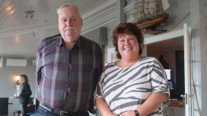 Tomy Wass och Annalena Sjöblom ansåg att planen för tomten var en bra möjlighet för Dalsbruk. Tomy Wass och Annalena Sjöblom glada på en glasveranda.