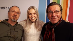 Juha-Pekka Sillanpää, Anne Lainto ja Harri Saksala seisomassa Radio Suomen tunnuksen edessä