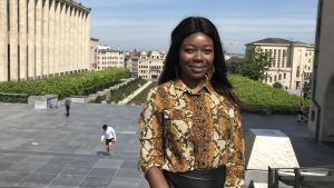 Primrose Ntumba berättar att kolonialtiden fortfarande präglar belgiers synsätt. Primrose Ntumba fotograferade vid Mont des Arts i Bryssel,