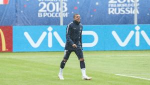 Jessica Lagerblom varnar för Kylian Mbappé. Kylian Mbappé tränar i Moskva.