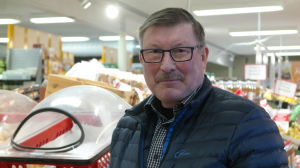 Jörgen Eklund tror på framtiden trots att skärgården avfolkas. Köpman Jörgen Eklund i sin mataffär i Korpo