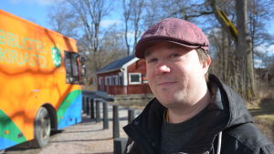 Lasse Lampenius fick höra om valbussen via Facebook. Lasse Lampenius vid valbussen i Fiskars, Raseborg.