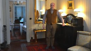 Tomas Hanell valde att flytta till ett ställe där han kunde restaurera ett gammalt hus. Tomas Hanell i sitt hem.