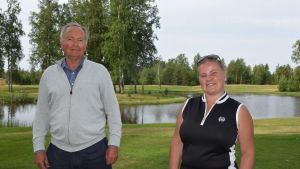Tidigare styrelseordförande Harri Bucht och Han-Golfs vd Lena Haanpää poserar vid en gulnande green på Hangö golfbana. "Regndansen är dansad", säger Haanpää som hoppas på att den torra perioden skulle få ett slut. VD Lena Haanpää och tidigare styrelseorförande Harri Bucht vid HanGolf golfbana i Hangö.