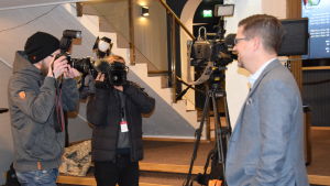 Van vid att både regissera och posera. Klaus Härö under ett presstillfälle. Klaus Härö fotograferas under presstillfälle.