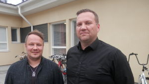 Riku Laukkonen och Ari Vaaranmaa. Platschef Riku Laukkonen vid Jaakon Tupa och regionchef Ari Vaaranmaa vid Mikeva