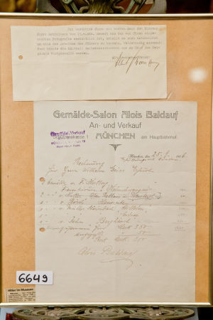 Köpebrevet till Hitlers akvarellmålning och ett brev undertecknat av Albert Bormann som kom med den utauktionerade akvarellen. Köpebrevet till Hitlers akvarellmålning och ett brev undertecknat av Albert Bormann som kom med den utauktionerade akvarellen.