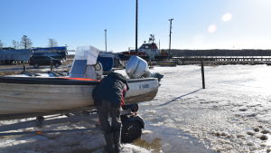 Is i hamnen är inget hinder för de allra ivrigaste båtfararna och skärgårdsborna. De allra tidigaste sjösätter båten trots att istäcket ligger kvar.