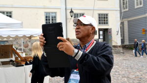 Jerry Hamilton kollar upp allt från butiker till sedvärdheter med sin pekplatta. turist i borgå