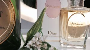Den franska parfymen Diorissimo skapades 1956 och har som huvudingrediens den av fransmännen älskade liljekonvaljen. En flaska champagne, en parfymflaska av Dior och liljekonvaljer i plast.