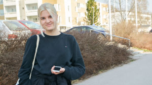 Isabella Grön skulle gärna se många klädaffärer i Nickby. Kvinna klädd i svart poserar på gångväg