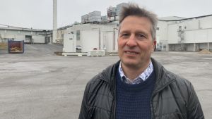 Att värma fastigheter och köra fordonen på restprodukter från tillverkningen känns bättre än att importera olja från Saudi Arabien, säger Markus Snellman. En man står på bakgården av en stor industribyggnad.
