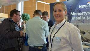 Sara Huldén tycker att Meyer Turku är en intressant arbetsgivare. Sara huldén framför meyer turku plansch