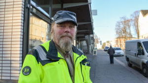 Mikael Holmström jobbar på Lovisa stad. Han är arbetshandledare på vägglösa verkstaden. man i arbetarkläder och skägg