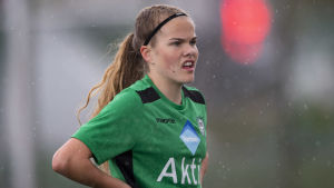 Nora Lehto grimaserar med händerna mot midjan.