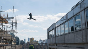 Om han måste, så gör han det, hoppar från ett hustak till ett annat. Ethan Hunt (Tom Cruise) hoppar från en byggnad över till en annan.