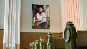 Ett av fotografierna i Lovisa kyrka. Lesbiska kvinnor i folkdräkt i Lovisa kyrka