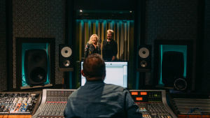 Sonja Lumme ja Rune Nathaniel Atomic Spa -studiolla. 