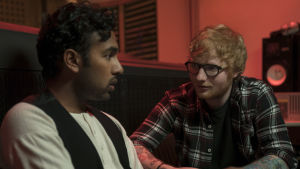 Ed Sheeran spelar sig själv och spelar bra rollen som den smått avundsjuka kollegan. Jack (Himesh Patel) och Ed Sheeran sitter tillsammans och pratar.