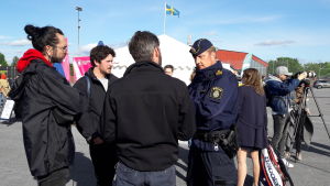 Polisen jobbar på att återfå förtroendet. Under politikerveckan passar många på att gå fram och samtala. En polisman står och diskuterar med aktiva invånare i Järva.