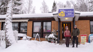 Baren i Isnäs samlar bybona både till Karaoke och klimatkaffe. Isnäs café och mycket snö på gården.