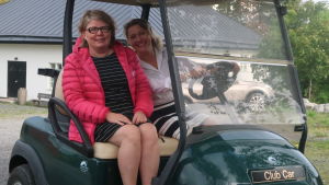 Annemarie Andrésen och Maria Pick jobbar med att sammanföra företagare och ge dem nya idéer för deras företag. Maria Pick och Annemari Andrésen sitter på en golfbil.