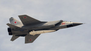 En Kinzjalrobot under buken på ett stridsplan av typ Mikojan-Gurevitj MiG-31. Ett ryskt Mikojan-Gurevitj MiG-31-jaktplan med den nya Kinzjal-missilen under buken.