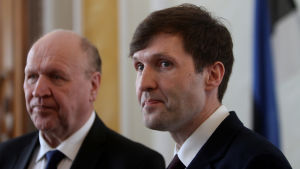 Far och son Helme leder det högerpopulistiska partiet Ekre. Finansminister Martin Helme (t.h.) tog över som partiledare i juli. Han efterträdde sin far Mart Helme (t.v.) som är Estlands inrikesminister. Det estniska Ekre-partiets ledare Mart Helme (t.v.) och sonen Martin Helme (t.h.).