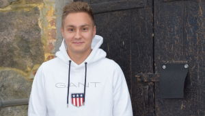 Jens Wiman säger att det är väldigt sällan akutvårdare får tack för det arbete de utför, men nu när han (igen) varit med om förlossning i ambulans har händelsen fått stor uppmärksamhet. Tillsammans med kollegan har han bjudit räddningsverkets personal på förlossningskaffe. en ung man som ser in i kameran. Ler lite.