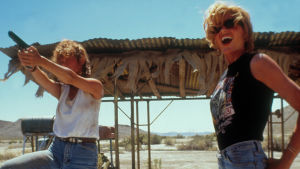 Nej, Thelma och Louise skjuter inte vilt till höger och vänster. De skjuter endast då det behövs. Susan Sarandon och Geena Davis i filmen Thelma & Louise 1991.