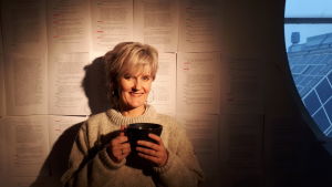 Tove Appelgren framför Honeys manuskript. Porträtt av Tove Appelgren, Åbo 2018.