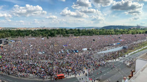 Arrangörerna uppskattade att 250 000-300 000 människor deltog i söndagens demonstration på samma öppna plats där de stora demonstrationerna mot kommunismen hölls 1989. Demonstration i Prag mot premiärminister Andrej Babiš.
