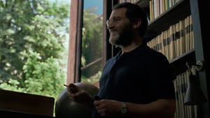 Pappa Perlman (Michael Stuhlbarg) är en öm far som förstår mer än sonen först tror. Professor Perlman (Michael Stuhlbarg) i profil.