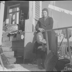 18.3.1940 Äiti ja lapsi valmiina lähtemään (Syväorosta itään).