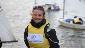 Emilia Winqvist är juniorchef i NJK. NJK:s juniorchef Emilia Winqvist ler och tittar in i kameran