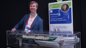 Holländska Tim Houter presenterar en modell av det snabbgående tåget som tar sig fram i en syrefri tunnel. Tim Houter presenterar en modell av det snabbgående tåget