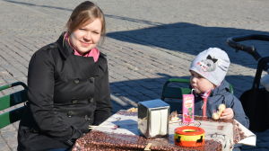 Elina och Kerttu Lehtimäki njuter av saft och munk på torget. De störs inte av gatudammet just nu. Mamma och barn på Salutorget i Åbo